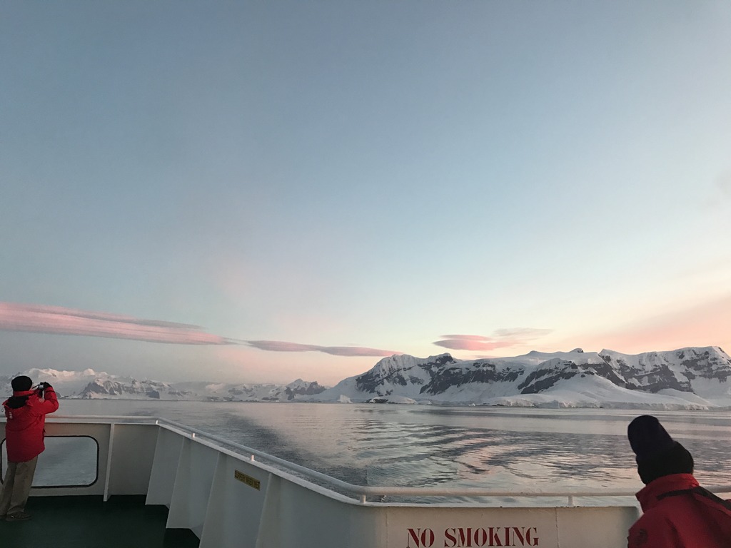 منتقدان می‌گویند «نمای دور» جان تازه‌ای به کمدی رمانتیک بخشیده